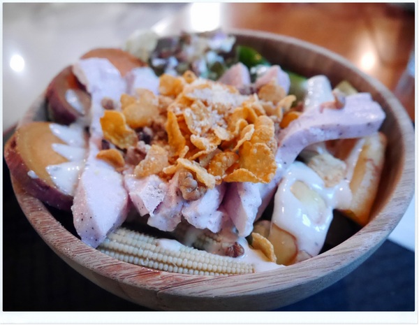 Mastro Cafe：【內湖】Mastro Cafe－熱血？佳餚登場‧有WIFI插座可久坐不限時 (惡魔蛋三明治、手製雞胸肉木盆沙拉、Mastro 牛排與蛋早午餐、戰斧豬排、巧克力岩漿蛋糕、現烘咖啡)