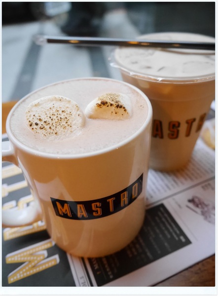 Mastro Cafe：【內湖】Mastro Cafe－熱血？佳餚登場‧有WIFI插座可久坐不限時 (惡魔蛋三明治、手製雞胸肉木盆沙拉、Mastro 牛排與蛋早午餐、戰斧豬排、巧克力岩漿蛋糕、現烘咖啡)