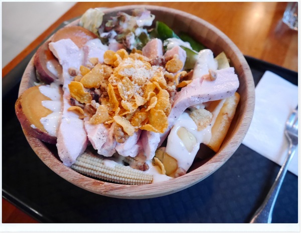 Mastro Cafe：【內湖】Mastro Cafe－熱血？佳餚登場‧有WIFI插座可久坐不限時 (惡魔蛋三明治、手製雞胸肉木盆沙拉、Mastro 牛排與蛋早午餐、戰斧豬排、巧克力岩漿蛋糕、現烘咖啡)