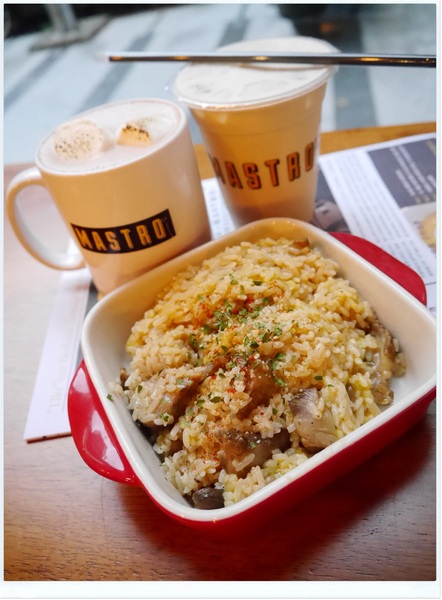 Mastro Cafe：【內湖】Mastro Cafe－熱血？佳餚登場‧有WIFI插座可久坐不限時 (惡魔蛋三明治、手製雞胸肉木盆沙拉、Mastro 牛排與蛋早午餐、戰斧豬排、巧克力岩漿蛋糕、現烘咖啡)