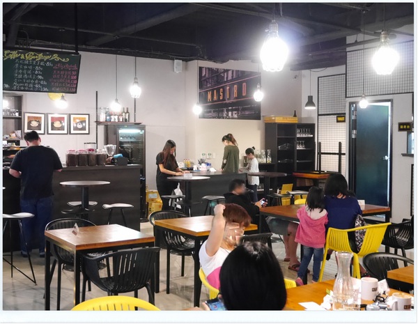 Mastro Cafe：【內湖】Mastro Cafe－熱血？佳餚登場‧有WIFI插座可久坐不限時 (惡魔蛋三明治、手製雞胸肉木盆沙拉、Mastro 牛排與蛋早午餐、戰斧豬排、巧克力岩漿蛋糕、現烘咖啡)