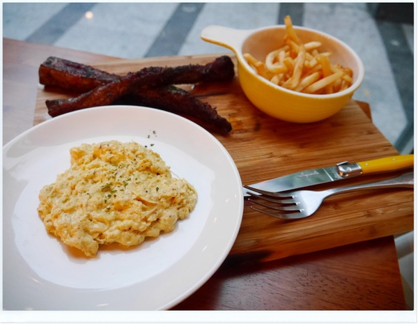 Mastro Cafe：【內湖】Mastro Cafe－熱血？佳餚登場‧有WIFI插座可久坐不限時 (惡魔蛋三明治、手製雞胸肉木盆沙拉、Mastro 牛排與蛋早午餐、戰斧豬排、巧克力岩漿蛋糕、現烘咖啡)