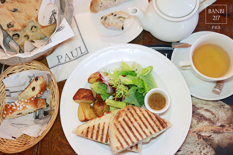 Banbi217 美食旅遊: PAUL保羅麵包(台北仁愛店)法國百年老店下午茶,草莓千層派,大馬卡龍,帕尼尼三明治(捷運忠孝敦化站,捷運信義安和站)