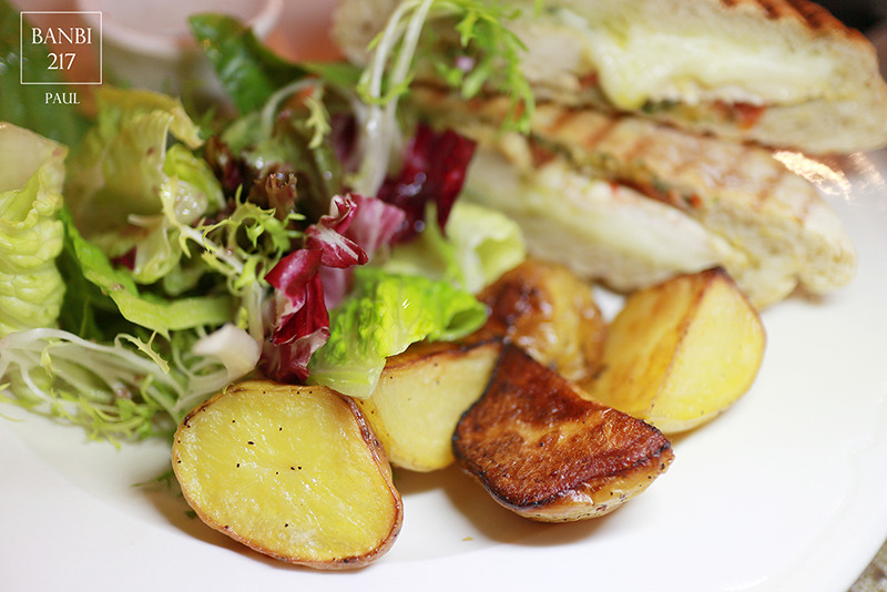 Banbi217 美食旅遊: PAUL保羅麵包(台北仁愛店)法國百年老店下午茶,草莓千層派,大馬卡龍,帕尼尼三明治(捷運忠孝敦化站,捷運信義安和站)