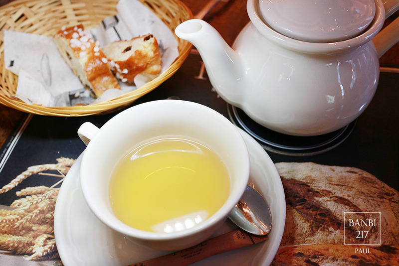 Banbi217 美食旅遊: PAUL保羅麵包(台北仁愛店)法國百年老店下午茶,草莓千層派,大馬卡龍,帕尼尼三明治(捷運忠孝敦化站,捷運信義安和站)