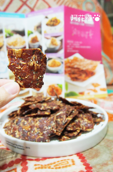 愛不是手肉乾肉紙：【宅配│肉乾】▶試吃▶香味四溢，『愛不是手肉乾』推薦杏仁芝麻脆片