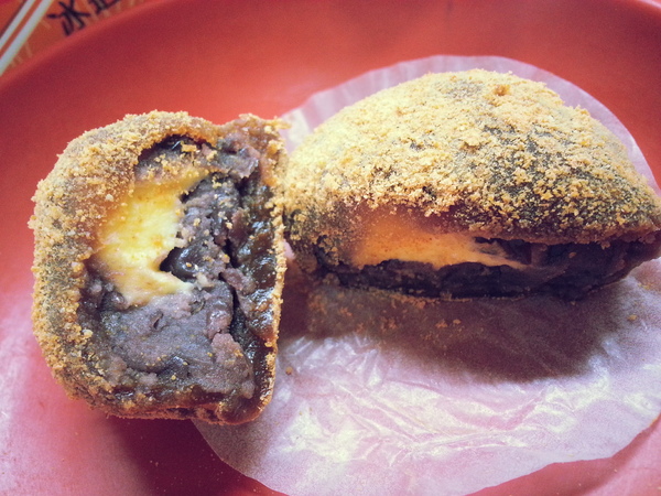 金龍彩:高雄老字號糕餅。金龍彩手工黑糖麻糬,大顆有份量。讓你呷麻吉,也可以賺大錢。