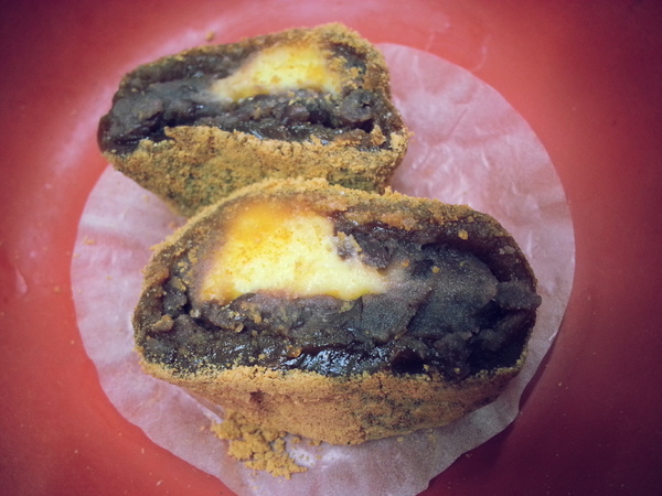 金龍彩:高雄老字號糕餅。金龍彩手工黑糖麻糬,大顆有份量。讓你呷麻吉,也可以賺大錢。