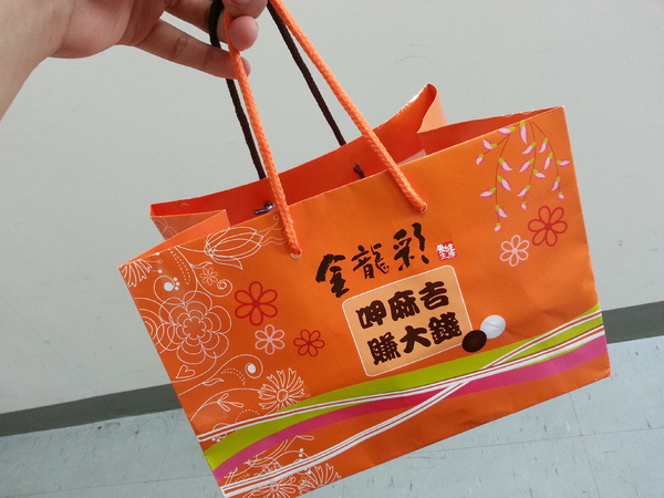 金龍彩:高雄老字號糕餅。金龍彩手工黑糖麻糬,大顆有份量。讓你呷麻吉,也可以賺大錢。