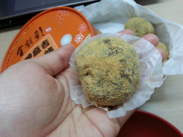 金龍彩:高雄老字號糕餅。金龍彩手工黑糖麻糬,大顆有份量。讓你呷麻吉,也可以賺大錢。