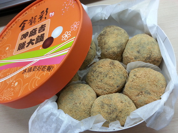 金龍彩:高雄老字號糕餅。金龍彩手工黑糖麻糬,大顆有份量。讓你呷麻吉,也可以賺大錢。