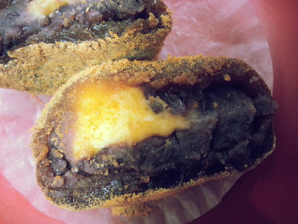 金龍彩:高雄老字號糕餅。金龍彩手工黑糖麻糬,大顆有份量。讓你呷麻吉,也可以賺大錢。