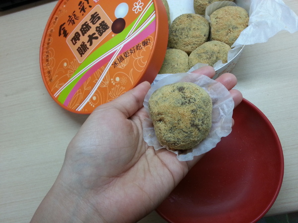 金龍彩:高雄老字號糕餅。金龍彩手工黑糖麻糬,大顆有份量。讓你呷麻吉,也可以賺大錢。