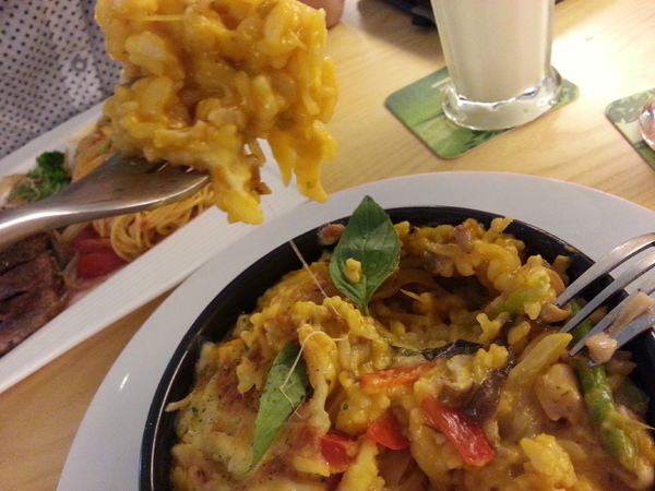 Mivila米米拉義式餐廳:跟著毛小孩來一起用餐。歡樂氣氛。當我們同在一起~~~