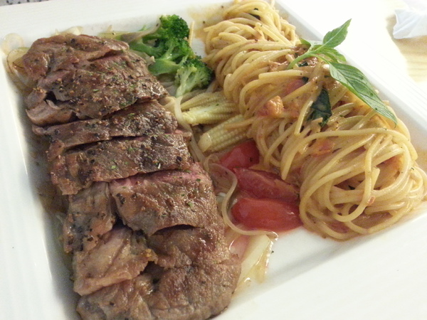 Mivila米米拉義式餐廳:跟著毛小孩來一起用餐。歡樂氣氛。當我們同在一起~~~