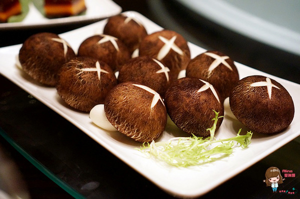 台北W酒店-紫艷中餐廳：【食記】台北信義 W Hotel YEN紫艷中餐廳 都市美麗夜景 片皮烤鴨兩吃 星級港式料理經典奢華