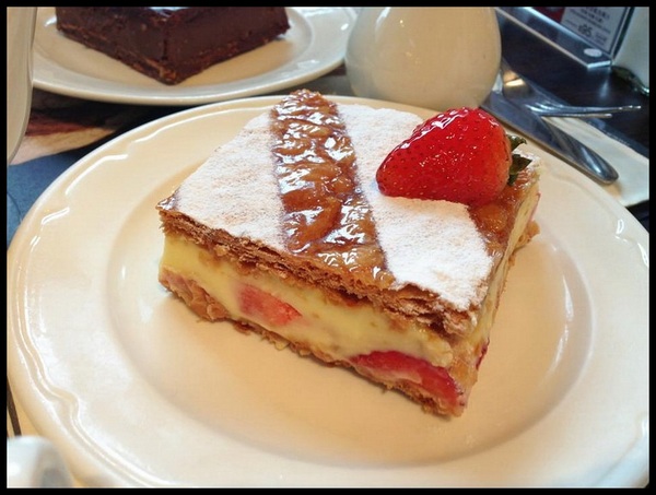 PAUL保羅麵包沙龍(信義店)：【信義店】PAUL保羅麵包沙龍－1001YA千層派！！！