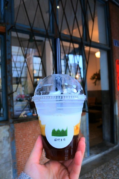 端倪生活：【彰化市區．飲品 】由台鐵舊宿舍改建成端倪生活 ☆ 黑糖珍珠鮮奶