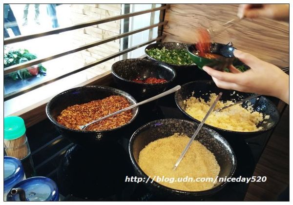 旺角迷你石頭火鍋(中華店):萬華區美食|旺角迷你石頭火鍋(中華店)~梅花豬肉鮮嫩可口