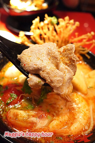 大心 新泰式麵食：【大心新泰式麵食－全球首店】瓦城餐飲集團。好吃的泰式酸辣麵套餐