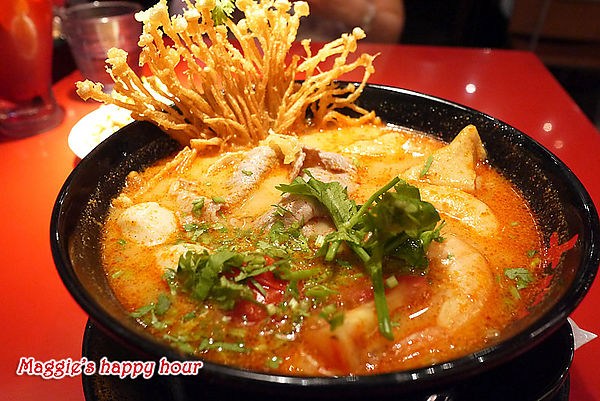 大心 新泰式麵食：【大心新泰式麵食－全球首店】瓦城餐飲集團。好吃的泰式酸辣麵套餐