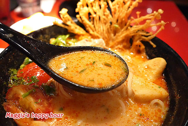 大心 新泰式麵食：【大心新泰式麵食－全球首店】瓦城餐飲集團。好吃的泰式酸辣麵套餐