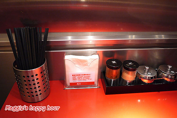 大心 新泰式麵食：【大心新泰式麵食－全球首店】瓦城餐飲集團。好吃的泰式酸辣麵套餐