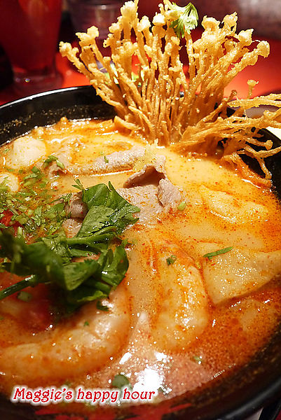 大心 新泰式麵食：【大心新泰式麵食－全球首店】瓦城餐飲集團。好吃的泰式酸辣麵套餐