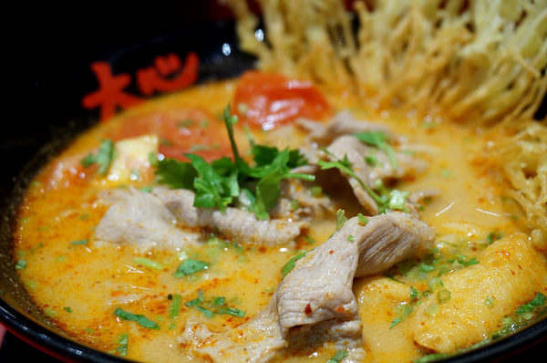 大心 新泰式麵食：[市府阪急] 大心：泰式拉麵暖呼呼又開胃～送黑芝麻霜淇淋！