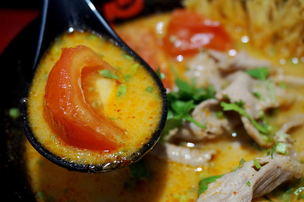 大心 新泰式麵食：[市府阪急] 大心：泰式拉麵暖呼呼又開胃～送黑芝麻霜淇淋！