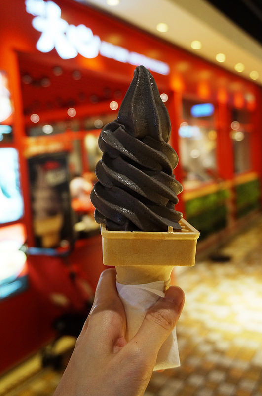 大心 新泰式麵食：[市府阪急] 大心：泰式拉麵暖呼呼又開胃～送黑芝麻霜淇淋！