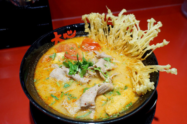 大心 新泰式麵食：[市府阪急] 大心：泰式拉麵暖呼呼又開胃～送黑芝麻霜淇淋！