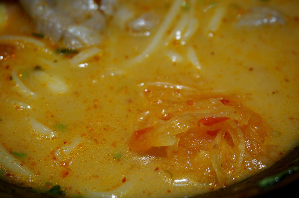 大心 新泰式麵食：[市府阪急] 大心：泰式拉麵暖呼呼又開胃～送黑芝麻霜淇淋！