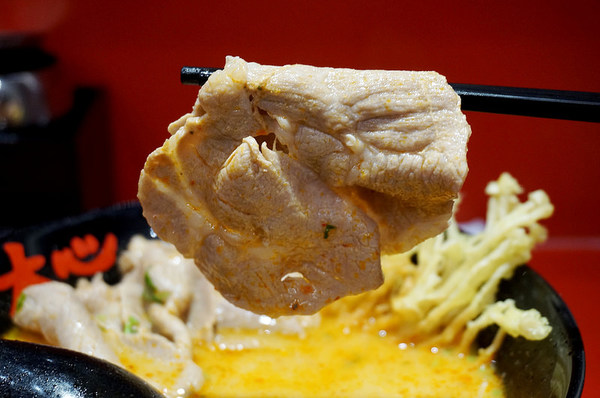 大心 新泰式麵食：[市府阪急] 大心：泰式拉麵暖呼呼又開胃～送黑芝麻霜淇淋！