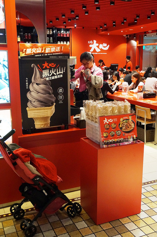 大心 新泰式麵食：[市府阪急] 大心：泰式拉麵暖呼呼又開胃～送黑芝麻霜淇淋！
