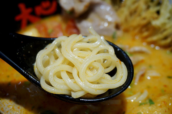 大心 新泰式麵食：[市府阪急] 大心：泰式拉麵暖呼呼又開胃～送黑芝麻霜淇淋！