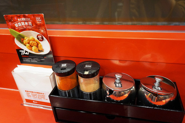 大心 新泰式麵食：[市府阪急] 大心：泰式拉麵暖呼呼又開胃～送黑芝麻霜淇淋！