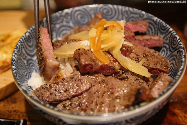九日味噌燒肉丼專門店：九日味噌燒肉丼專門店❤牛排丼飯、烤餅抓住我的胃了~103.05.28