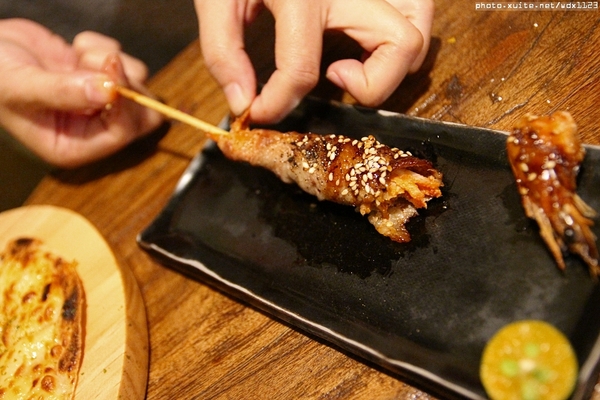 九日味噌燒肉丼專門店：九日味噌燒肉丼專門店❤牛排丼飯、烤餅抓住我的胃了~103.05.28