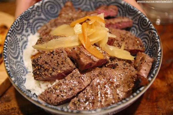 九日味噌燒肉丼專門店：九日味噌燒肉丼專門店❤牛排丼飯、烤餅抓住我的胃了~103.05.28