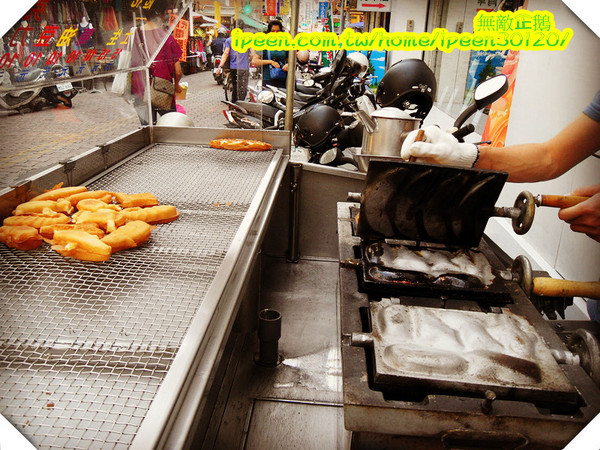 全蕉條雞蛋糕：【台南】創意古早味雞蛋糕! 起司會牽絲耶!~《全蕉條雞蛋糕》