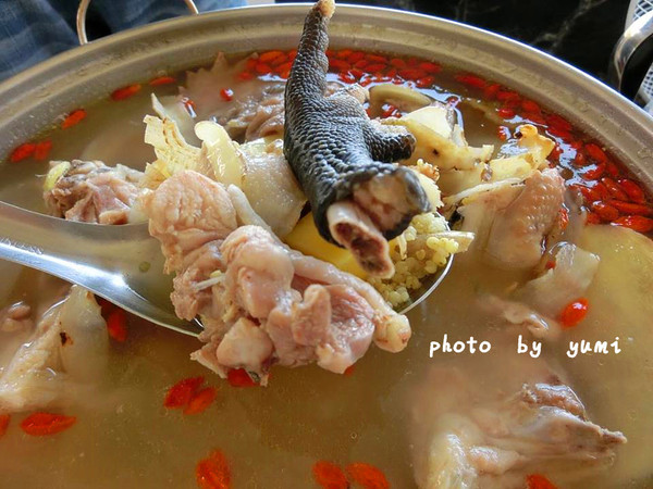 原鄉茶藝土雞城：【邀稿-屏東食記】三地門原住民的在地美食~美味山豬肉、甕仔雞、鴕鳥肉、蜂蛹大餐@原鄉-茶藝土雞城