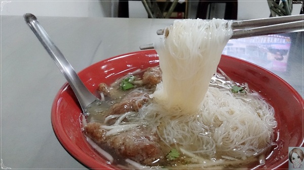 太保赤肉羹：[庶民美食]台北捷運士林站太保赤肉羹~值得推薦的排骨酥米粉