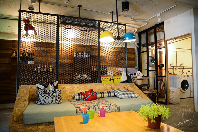 Banbi217 美食旅遊: 穿越九千公里交給你.洗衣咖啡館.台北捷運中山國中站下午茶甜點.工業風.黑胡椒芒果米布丁塔.藍莓塔