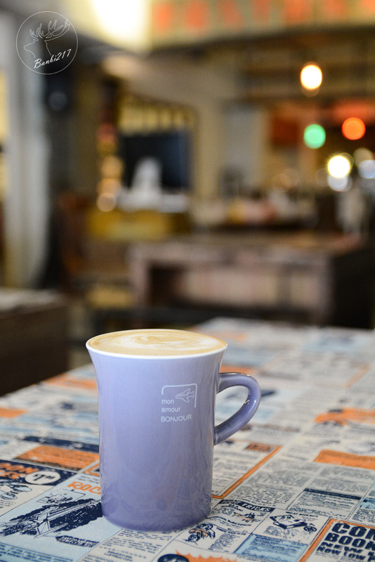 Banbi217 美食旅遊: 穿越九千公里交給你.洗衣咖啡館.台北捷運中山國中站下午茶甜點.工業風.黑胡椒芒果米布丁塔.藍莓塔