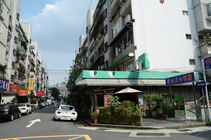 Banbi217 美食旅遊: 穿越九千公里交給你.洗衣咖啡館.台北捷運中山國中站下午茶甜點.工業風.黑胡椒芒果米布丁塔.藍莓塔