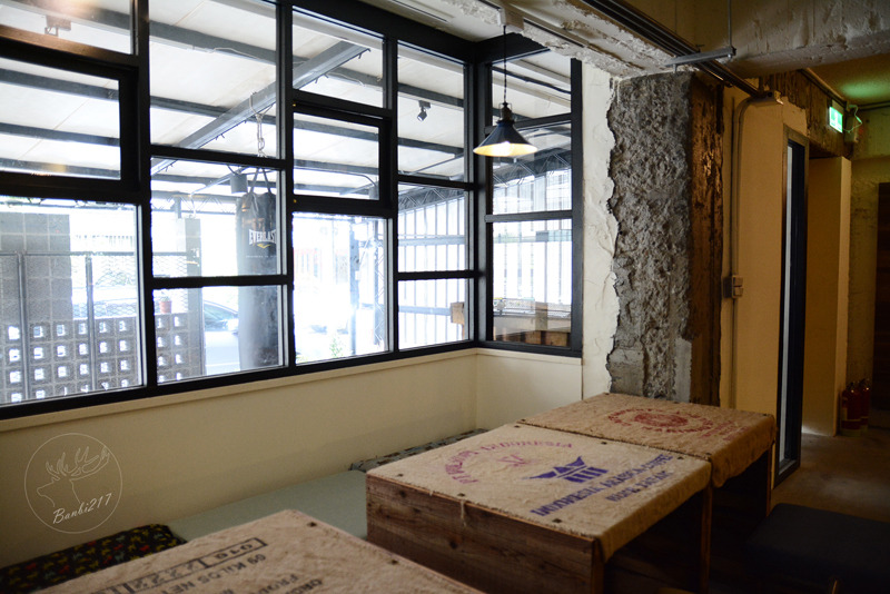 Banbi217 美食旅遊: 穿越九千公里交給你.洗衣咖啡館.台北捷運中山國中站下午茶甜點.工業風.黑胡椒芒果米布丁塔.藍莓塔