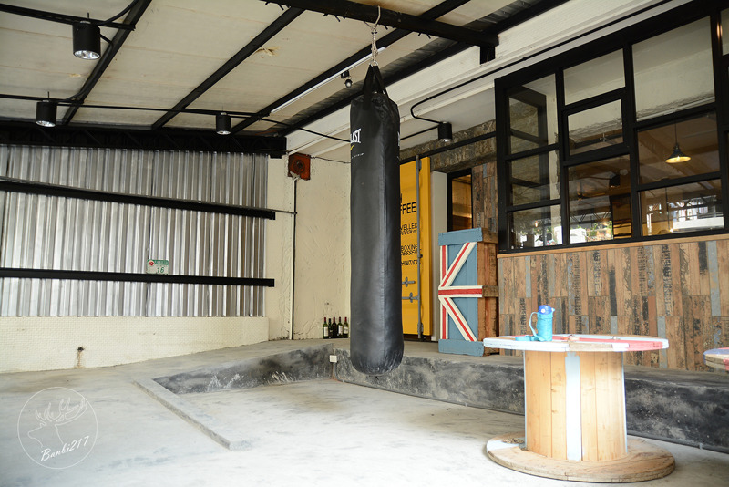 Banbi217 美食旅遊: 穿越九千公里交給你.洗衣咖啡館.台北捷運中山國中站下午茶甜點.工業風.黑胡椒芒果米布丁塔.藍莓塔