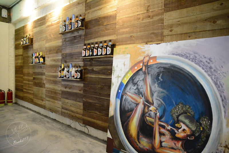 Banbi217 美食旅遊: 穿越九千公里交給你.洗衣咖啡館.台北捷運中山國中站下午茶甜點.工業風.黑胡椒芒果米布丁塔.藍莓塔