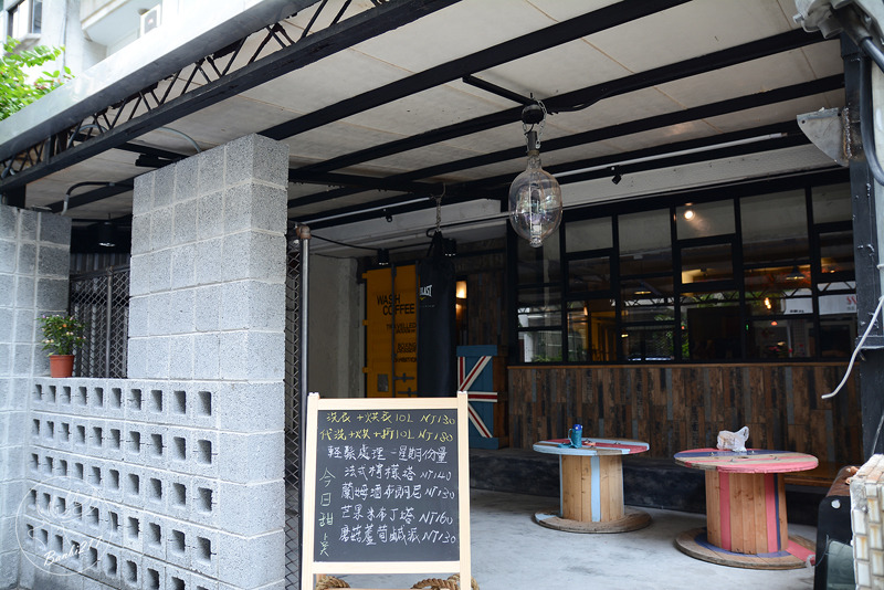 Banbi217 美食旅遊: 穿越九千公里交給你.洗衣咖啡館.台北捷運中山國中站下午茶甜點.工業風.黑胡椒芒果米布丁塔.藍莓塔